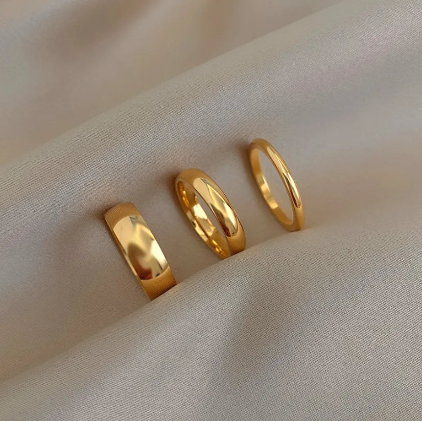 Set of Gold Minimal Rings - Poppy Collection - Elegant rings in various sizes for versatile styling."